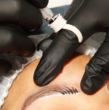 Durchführung Augenbrauenstyling München 